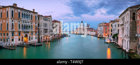 Venecia, Italia. Imagen de paisaje panorámico del Gran Canal de Venecia, con la Basílica de Santa Maria della Salute, en el fondo, durante la puesta de sol