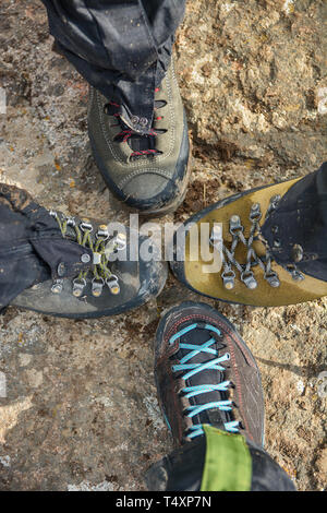 Cuatro pares de pies y zapatillas preparados para el comienzo de una  carrera Fotografía de stock - Alamy