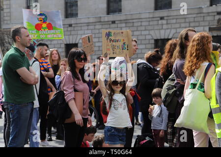 Dublín. 19 abr, 2019. Las personas toman parte en una protesta contra el cambio climático en el centro de Dublin, en Irlanda, el 19 de abril de 2019. Cientos de personas participaron en una protesta organizada por el grupo climático extinción Rebelión en Dublín el viernes, exigiendo la acción sobre el deterioro del medio ambiente. Crédito: Xinhua/Alamy Live News