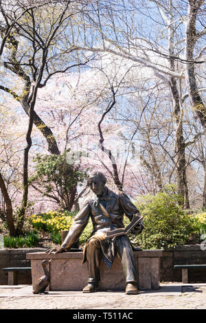 Hans Christian Anderson estatua está en Central Park, Nueva York, EE.UU. Foto de stock