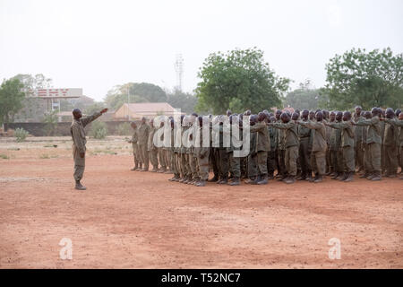 Febrero de 2019: los nuevos reclutas del ejército de Burkina Faso capacitarse en un campamento cerca de Bobo-Dioulasso, en el oeste del país. Foto de stock