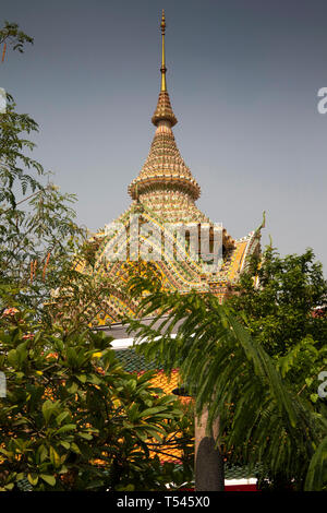 Tailandia, Bangkok, Wat Pho, Phra Maha Chedi, altamente decorado Suan Misakawan chedi memorial a la familia real de Crocodile Pond