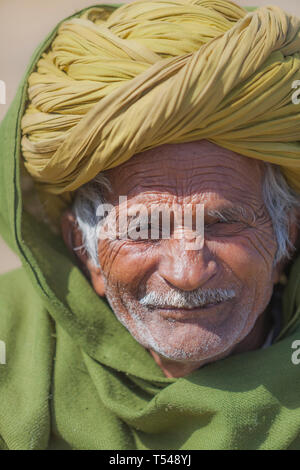 Retrato de un hombre de origen indio tradicional, Gogunda, Rajasthan, India Foto de stock
