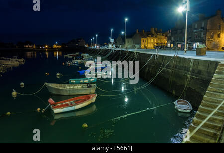 Barfleur, Francia - 29 de agosto de 2018: vista nocturna del puerto de Barfleur. Este es uno de los pueblos más bellos de Francia