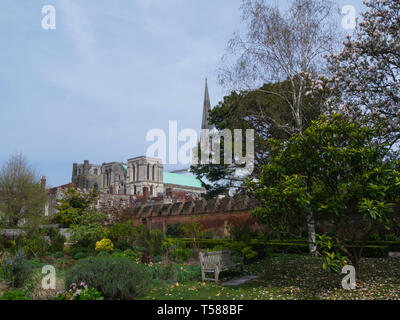 En Chichester icónica Catedral desde jardines del Palacio de West Sussex, Inglaterra Foto de stock