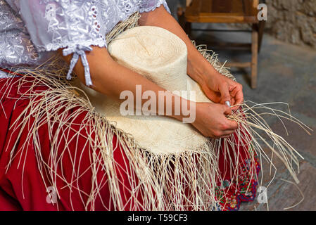 Mujer tejiendo a mano un sombrero de paja toquilla, nr Cuenca, Ecuador  Fotografía de stock - Alamy