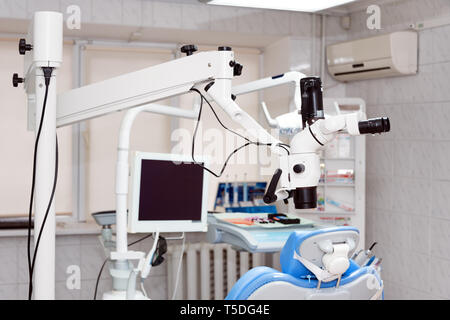 Oficina de dentista. Gabinete dental moderna. Instrumentos dentales y