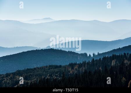 Cordilleras escalonadas en la neblina, cerca Hohneck, Col de la quebrada, Vosgos, Alsacia, Francia Foto de stock