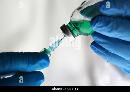 Scientist celebración verde vacuna drogas jeringa Foto de stock