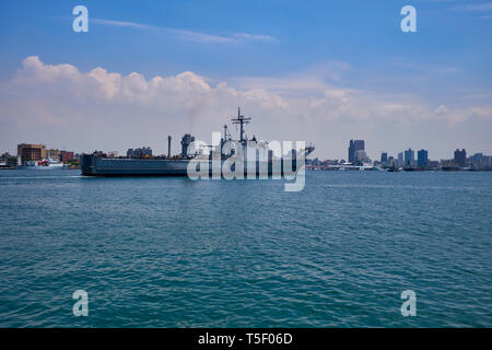 Un barco de la Armada entra en el puerto de Kaohsiung en Taiwán. Foto de stock