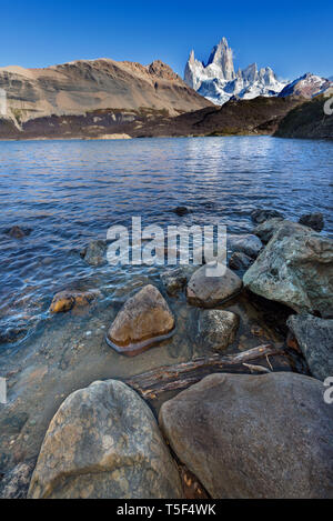 El Fitz Roy reflejado en la laguna Capri, Los Glaciares, NP, Argentina Foto de stock