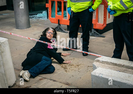 Londres, Reino Unido. 16 abr, 2019. Manifestantes en la sede de Shell en Londres, Reino Unido. Crédito: Vladimir Morozov/akxmedia