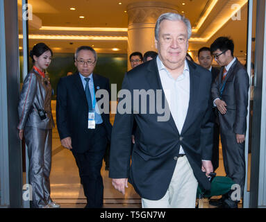 (190425) -- BEIJING, 25 de abril de 2019 (Xinhua) -- El Secretario General de la ONU, Antonio Guterres llega en Beijing, capital de China, 25 de abril de 2019, para asistir a la segunda correa y Carretera Foro de Cooperación Internacional. (Xinhua/Li Renzi) Foto de stock