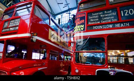 1963 & 1950 AEC AEC Routemaster RT, double decker autobuses de Londres, El Museo del Transporte de Londres, Londres, Inglaterra Foto de stock