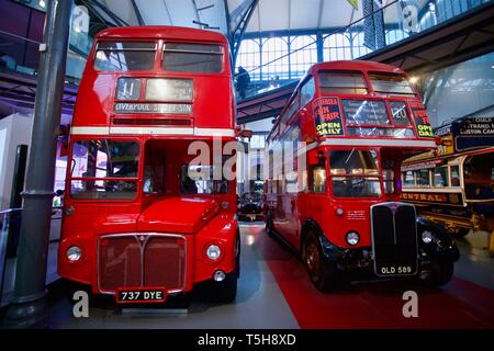 1963 & 1950 AEC AEC Routemaster RT, double decker autobuses de Londres, El Museo del Transporte de Londres, Londres, Inglaterra Foto de stock