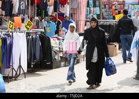 Los compradores atravesando el centro de la ciudad ladran puestos en el mercado. East London. 24,4.2010. Foto de stock