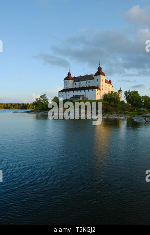 Castillo Lacko / Läckö Slott al atardecer, un castillo barroco medieval en Suecia, ubicado en la isla en el lago Vänern Kållandsö Västergötland Suecia. Foto de stock