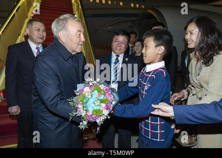 (190425) -- BEIJING, 25 de abril de 2019 (Xinhua) -- El primer Presidente de Kazajstán, Nursultan Nazarbayev llega en Beijing, capital de China, 25 de abril de 2019, para asistir a la segunda correa y Carretera Foro de Cooperación Internacional. (Xinhua/Shen Bohan) Foto de stock