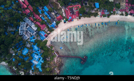 Vista aérea de una hermosa playa tropical con algunos resorts en el amanecer. Islas Perhentian, Malasia Foto de stock