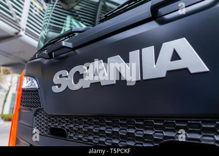 MUNICH, Alemania - 14 de abril de 2019: Scania sucursal en un camión Scania. Scania AB es un importante fabricante sueco de vehículos comerciales -en concreto él Foto de stock