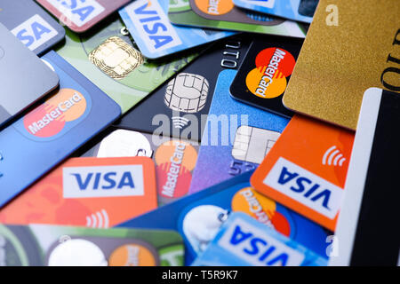 Cracovia, Polonia - Junio 16, 2017: Banco de plástico, tarjetas de pago Visa y Mastercard, tarjetas de crédito y débito.