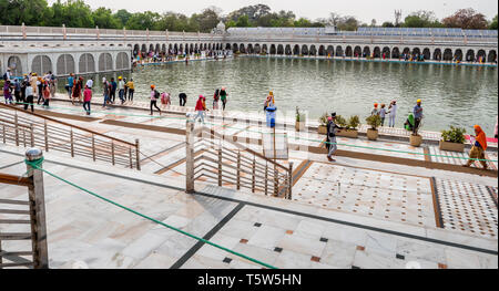 La piscina sagrada en el templo sikh Gurudwara Bangla Sahib en Nueva Delhi, India Foto de stock