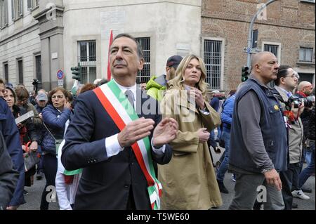 Milán, 25 de abril de 2019, aniversario de liberación de Nazi-Fascism. Alcalde Beppe Sala con su Chiara Bazoli, hija del banquero Bazoli, presidente emérito de Intesa Fotografía de