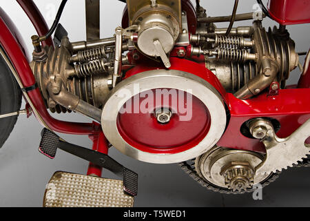Moto d'Epoca Indian Mod. '0'. Motore. Marca: modello: 0 nazione India: ESTADOS UNIDOS - Springfield anno: 1916 condizioni: restaurata cilind Moto d'Epoca Indian Mod. '0'. Motore. Marca: modello: 0 nazione India: ESTADOS UNIDOS - Springfield anno: 1916 condizioni: restaurata cilind