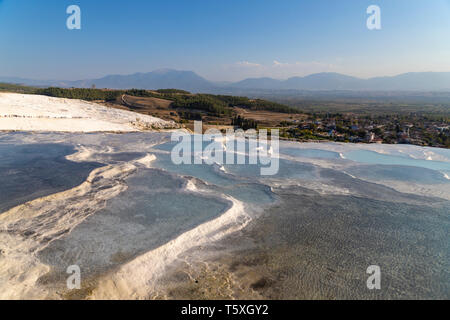Turquía, provincia de Denizli, Pamukkale, Pamukkale Hierápolis Sitio Arqueológico (UNESCO Sitio), Travertino Natural piscinas termales
