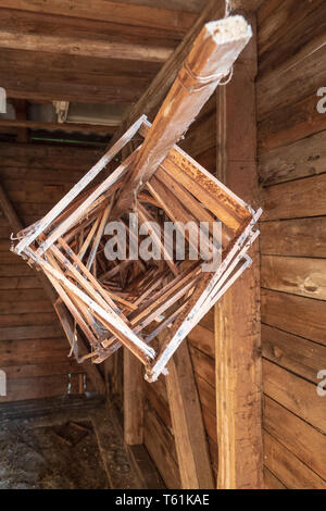 Panal marcos de madera que cuelgan desde el techo de una vieja cabaña de madera en la región de Salzkammergut, OÖ, Austria