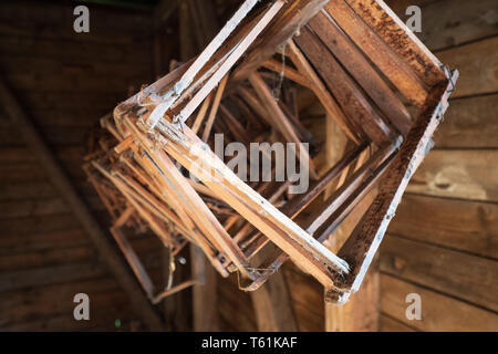 Panal marcos de madera que cuelgan desde el techo de una vieja cabaña de madera en la región de Salzkammergut, OÖ, Austria