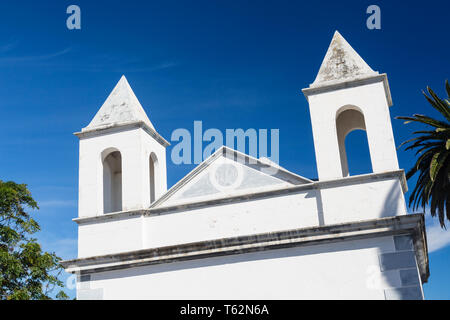 Iglesia con cielo azul profundo en el pueblo de San Andrés en la parte oriental de la isla de La Palma, España. Foto de stock