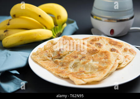 Desayuno indio paratha o panqueques de banana Foto de stock