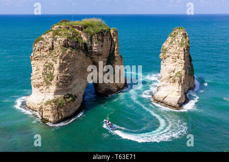 Rouche rocas en Beirut, Líbano en el mar durante el día. Pigeon Rocas en el mar Mediterráneo. Foto de stock