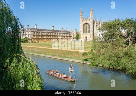 Navegar por el río Cam, King's College, Cambridge, Cambridgeshire, Inglaterra, Reino Unido