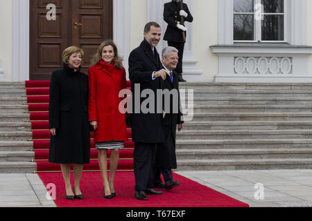 El rey Felipe VI y la Reina Letizia de España son recibidos por el Presidente Alemán Foto de stock