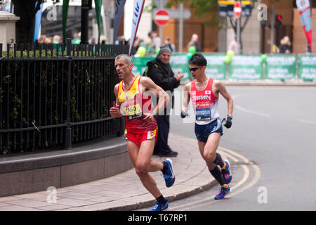 Alberto Suárez Laso (ESP), y Tadashi Horikoshi (JPN), compitiendo en la Maratón de Londres de 2019. Iban a terminar de 3ª y 4ª en tiempos de 02:25:50 y las 02:25:56 respectivamente (2ª y 3ª en la categoría T11/12).