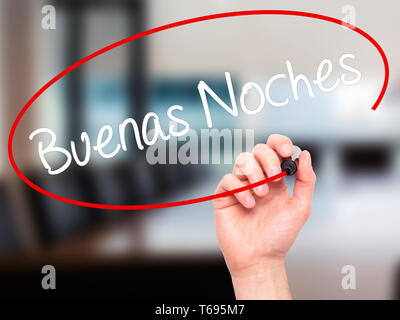  Hombre de escritura a mano (Buenas noches Buenas noches en español) con marcador negro en la pantalla visual Fotografía de stock