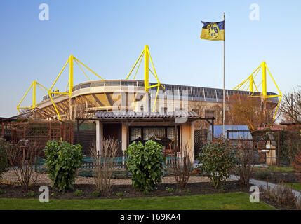 Compartir el jardín de enfrente del estadio de fútbol Signal Iduna Park de BVB, Dortmund, Alemania
