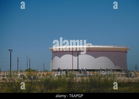 El condado de Midland, Texas, EE.UU. - 20 de abril de 2019 : una gran cisterna batería utilizada para almacenar el petróleo crudo en el campo petrolífero de la Cuenca Pérmica. Foto de stock