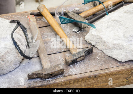 Herramientas tradicionales escultor, madera, martillos y cinceles para trabajar la piedra Fotografía stock - Alamy