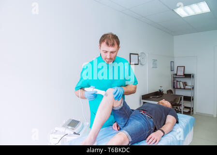 Ultrasonido : el tratamiento de fisioterapia de la rodilla con ultrasonidos  Fotografía de stock - Alamy