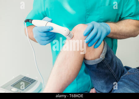 Ultrasonido : el tratamiento de fisioterapia de la rodilla con ultrasonidos  Fotografía de stock - Alamy