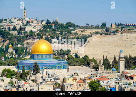 Israel, del Distrito de Jerusalén, Jerusalén. La cúpula de la roca en el Monte del Templo y edificios en el casco antiguo de la ciudad, en frente del monte de los Olivos.