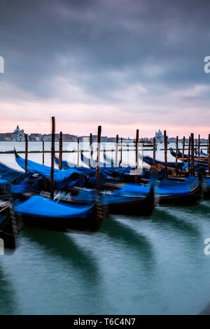 Las góndolas amarradas al atardecer, la cuenca de San Marcos, en Venecia, Italia