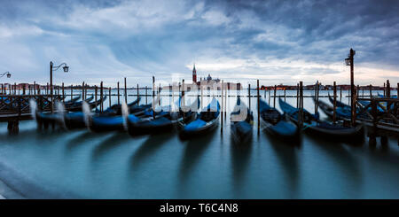 Las góndolas amarradas al atardecer, la cuenca de San Marcos, en Venecia, Italia