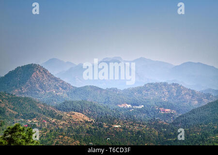 Primavera paisaje montañoso del Himalaya exterior, Himachal Pradesh, India Foto de stock