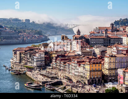 Río Duero y paisaje urbano de Oporto, vista elevada, Portugal Foto de stock