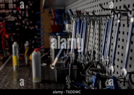 El taller del reparador, cerca bajo clave de imagen. Lugar de trabajo bien organizado de un mecánico, filas de llaves de tuercas y otras herramientas
