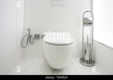 Wc y detalle de una esquina de ducha bidet con dispensadores de jabón y  champú en la ducha de pared de luz de neón Fotografía de stock - Alamy